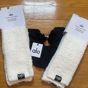 NWT New with Tags ALO Yoga Plush Lush Socks and Scrunchie Set